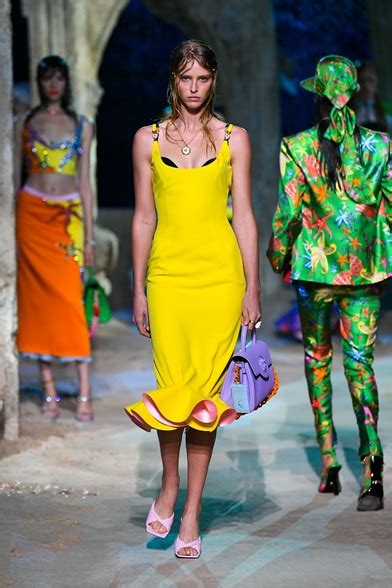 collezione primavera estate 2021 versace|versace fashion.